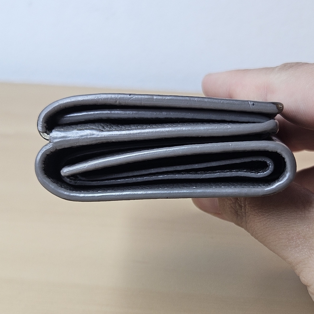 SAINT LAURENT GUC Greige Leather Trifold Wallet - Picture 6 of 14